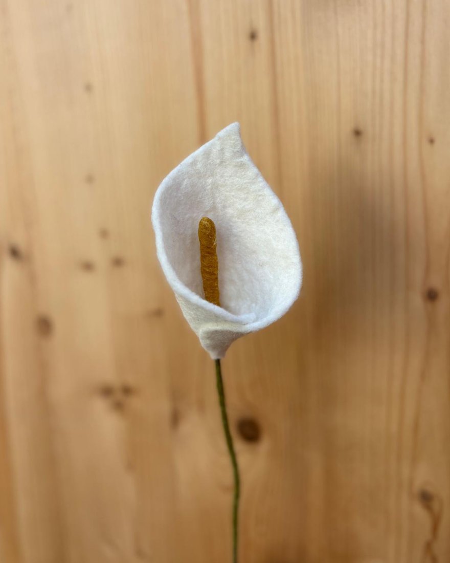 Fleur d'arum décorative en feutrine