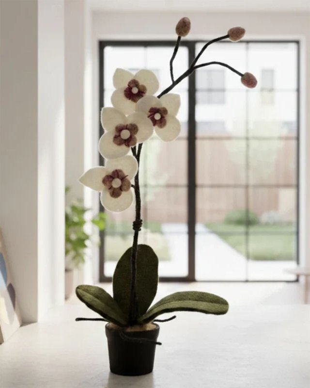 Orchidée blanche en feutrine dans un petit pot