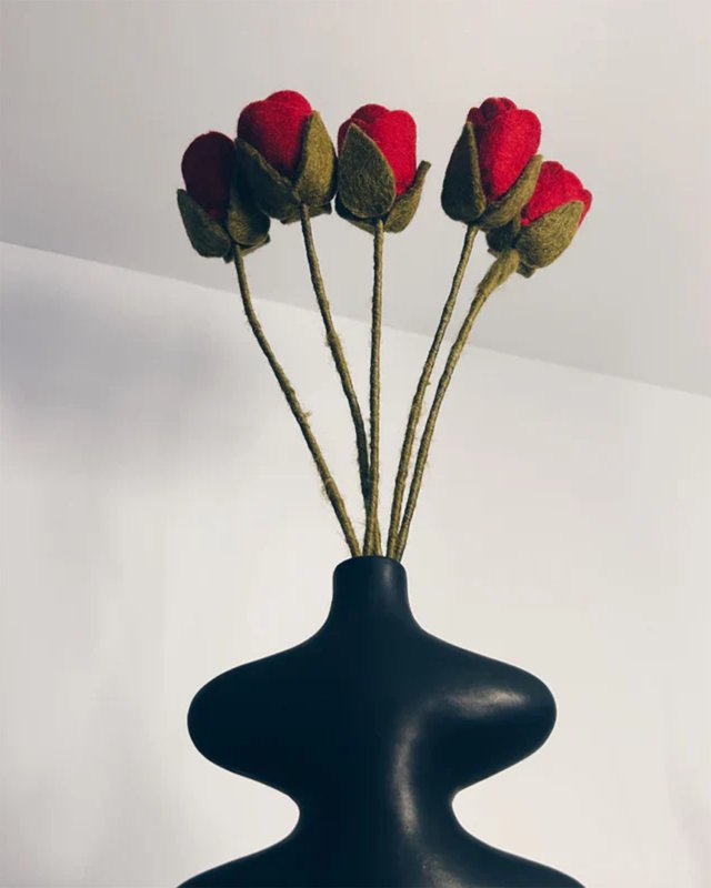 Rose rouge décorative en laine feutrée
