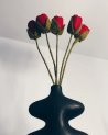 Rose rouge décorative en laine feutrée