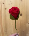 Rose rouge décorative en laine feutrée