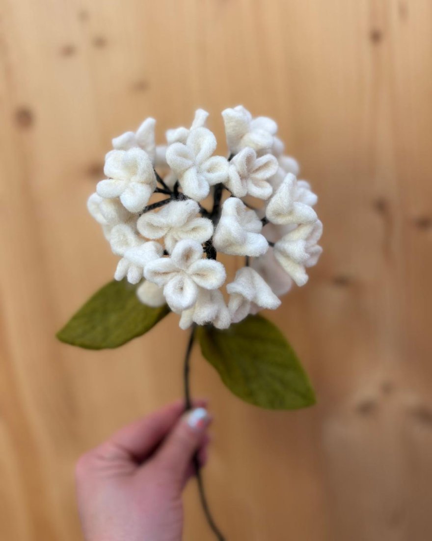 Hortensia blanc décoratif en laine feutrée