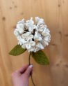 Hortensia blanc décoratif en laine feutrée
