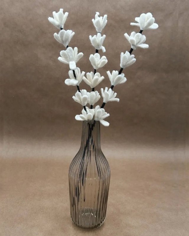 Branche de genêts blancs en feutrine