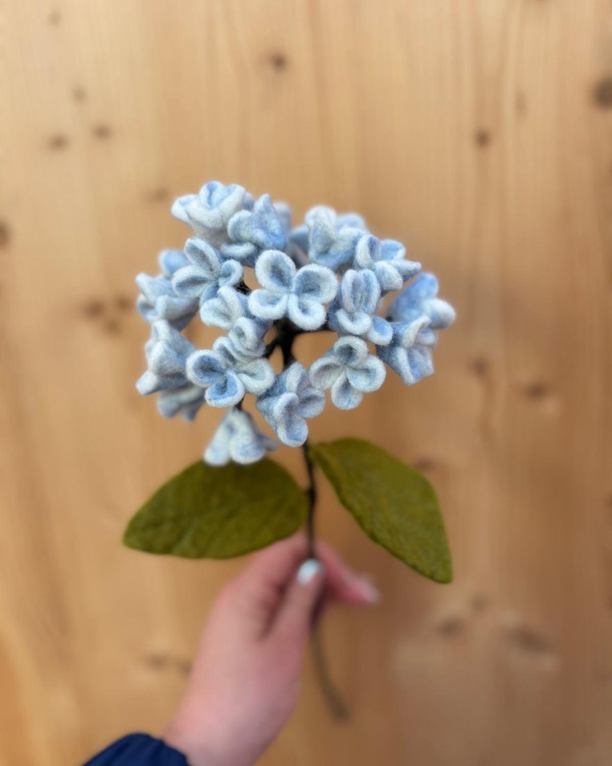 Hortensia bleu décoratif en laine feutrée