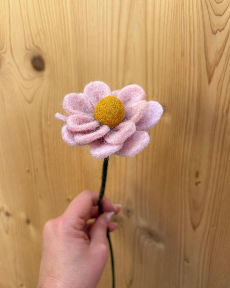 Anémone décorative rose clair en feutrine
