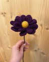 Anémone décorative violet foncé en feutrine