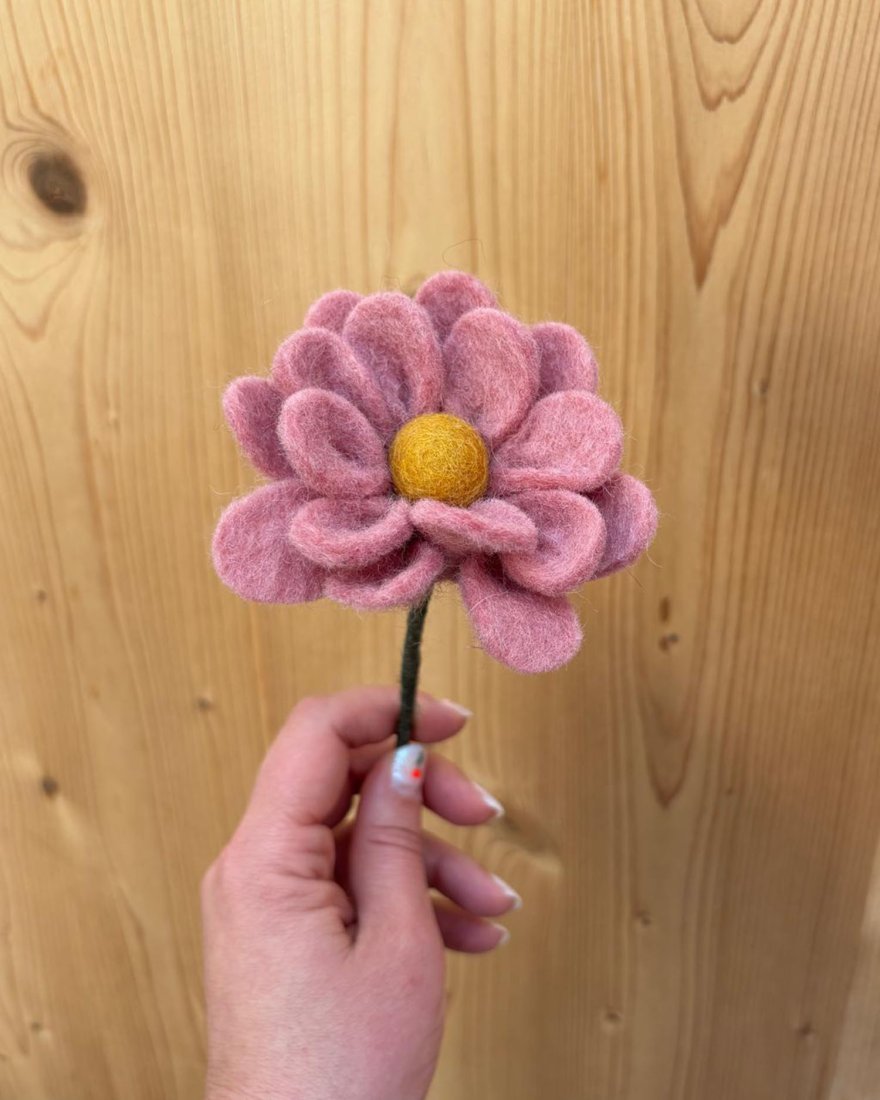 Anémone décorative rose en laine feutrée