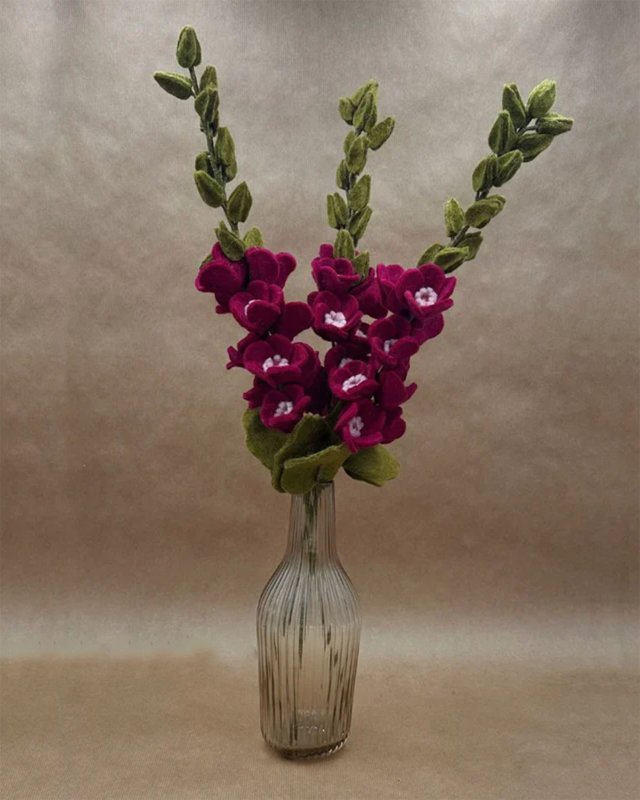 Rose trémière décorative fuchsia en laine feutrée
