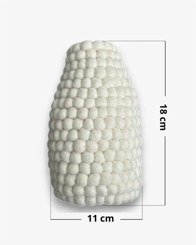 Vase boule blanc en laine feutrée