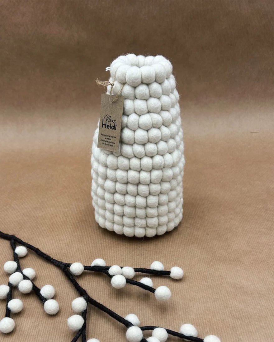 Vase boule blanc en laine feutrée
