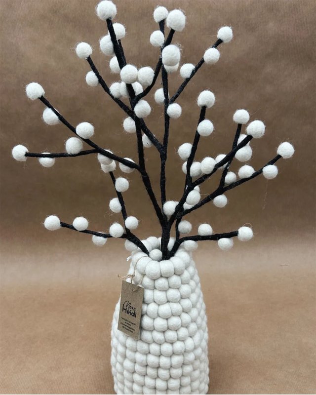 Vase boule blanc en laine feutrée