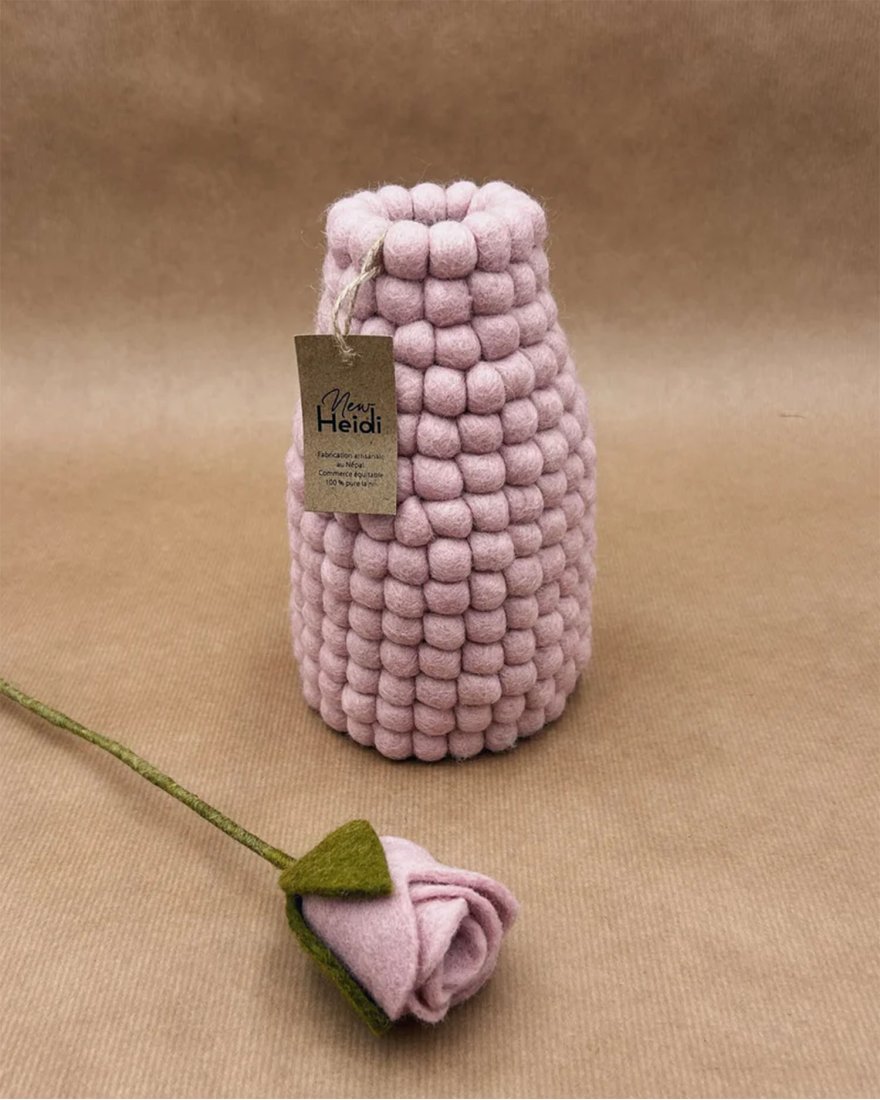 Vase boule rose clair en laine feutrée