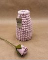 Vase boule rose clair en laine feutrée