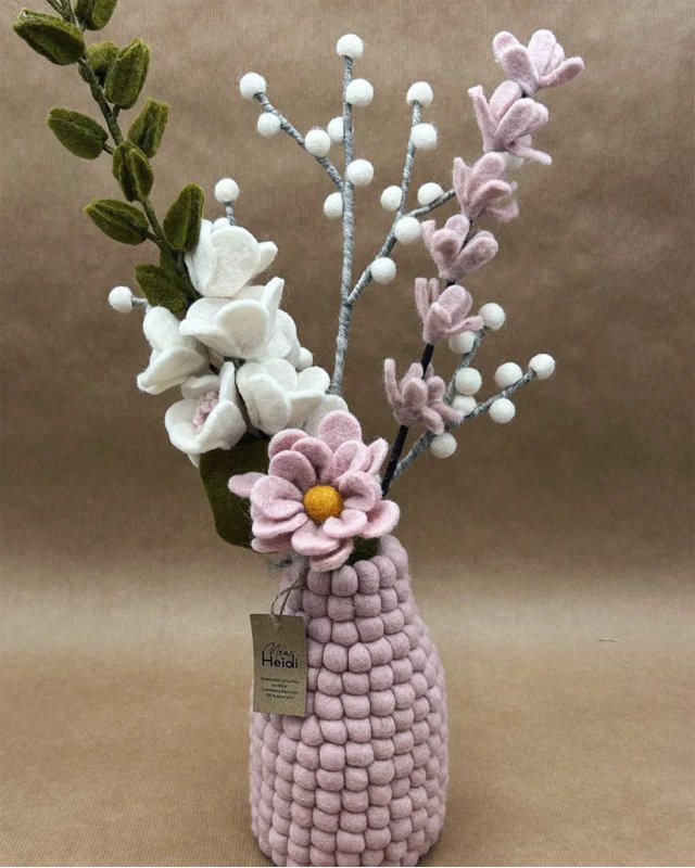 Vase boule rose clair en laine feutrée