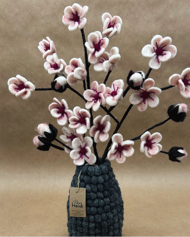 Vase boule gris anthracite en laine feutrée