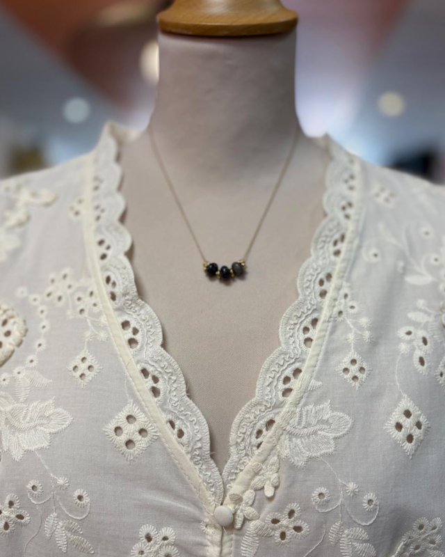 Blouse écrue en broderie anglaise festonnée