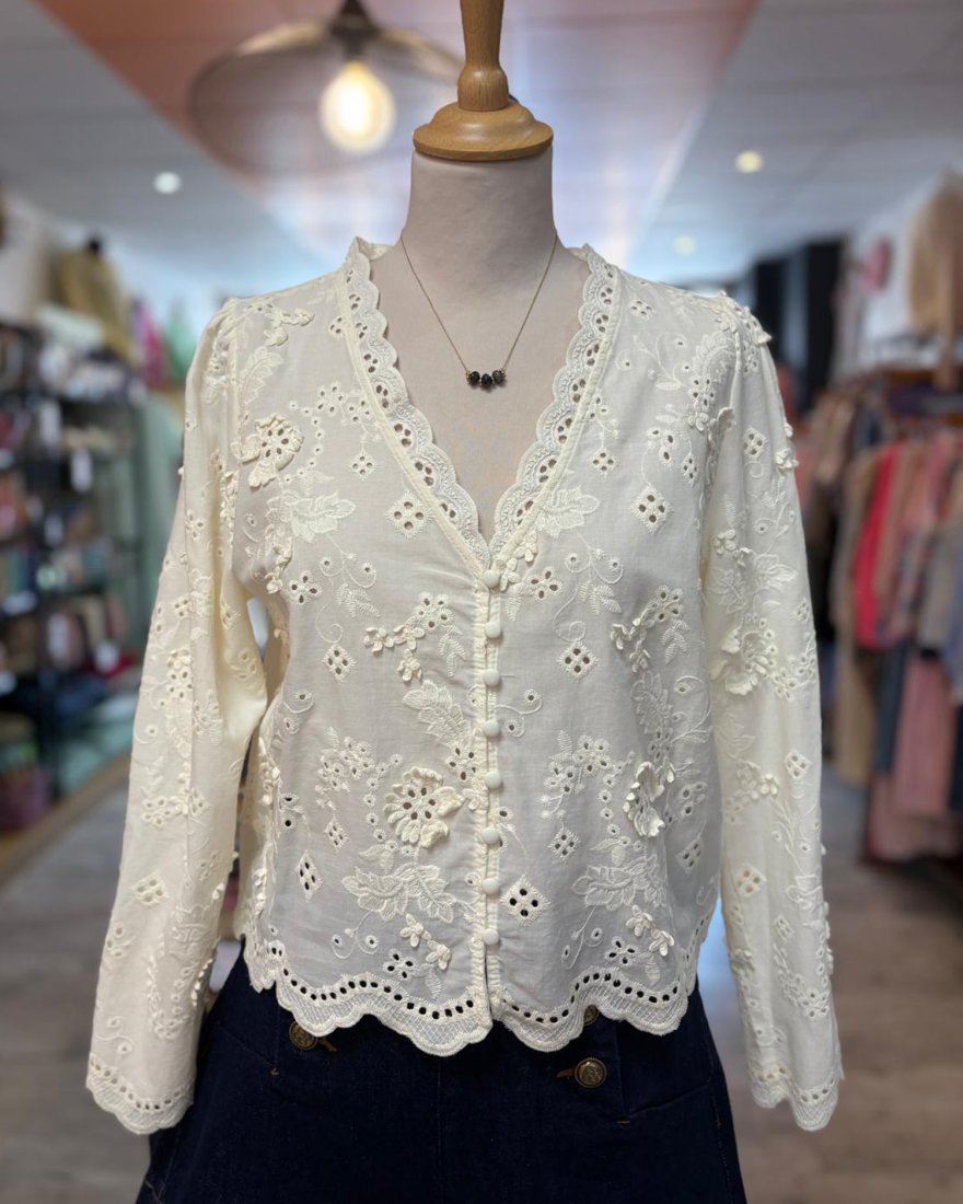 Blouse écrue en broderie anglaise festonnée