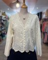 Blouse écrue en broderie anglaise festonnée