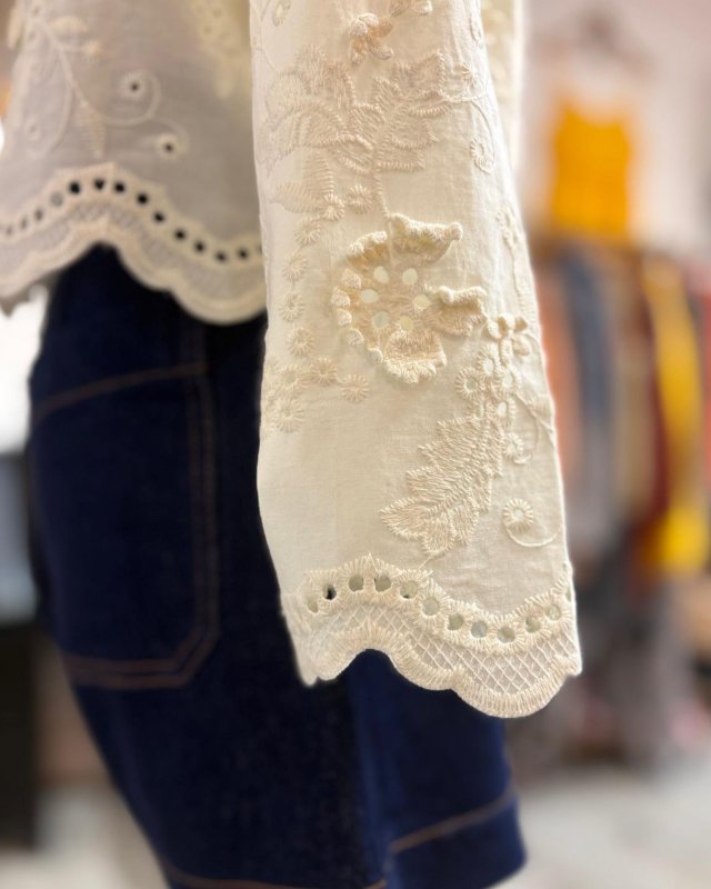 Blouse écrue en broderie anglaise festonnée