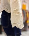 Blouse écrue en broderie anglaise festonnée