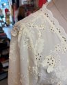 Blouse écrue en broderie anglaise festonnée