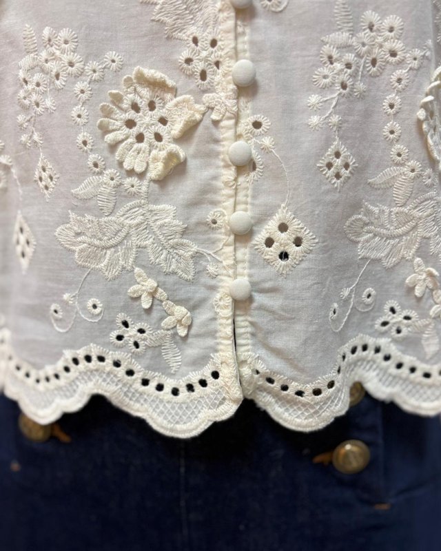 Blouse écrue en broderie anglaise festonnée