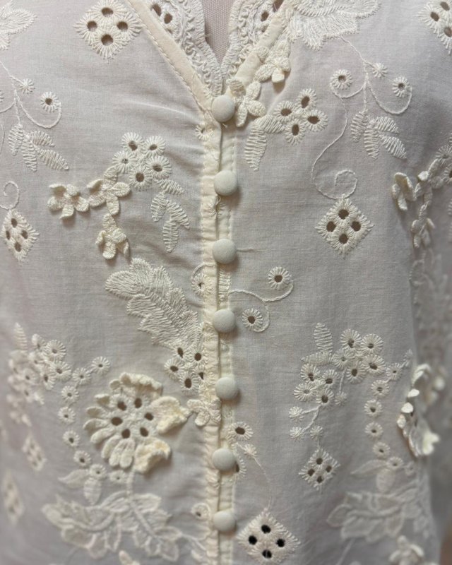 Blouse écrue en broderie anglaise festonnée