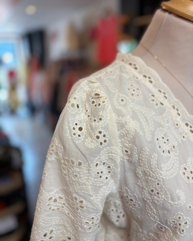 Blouse en broderie anglaise avec des manches courtes