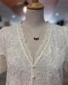 Blouse en broderie anglaise avec des manches courtes