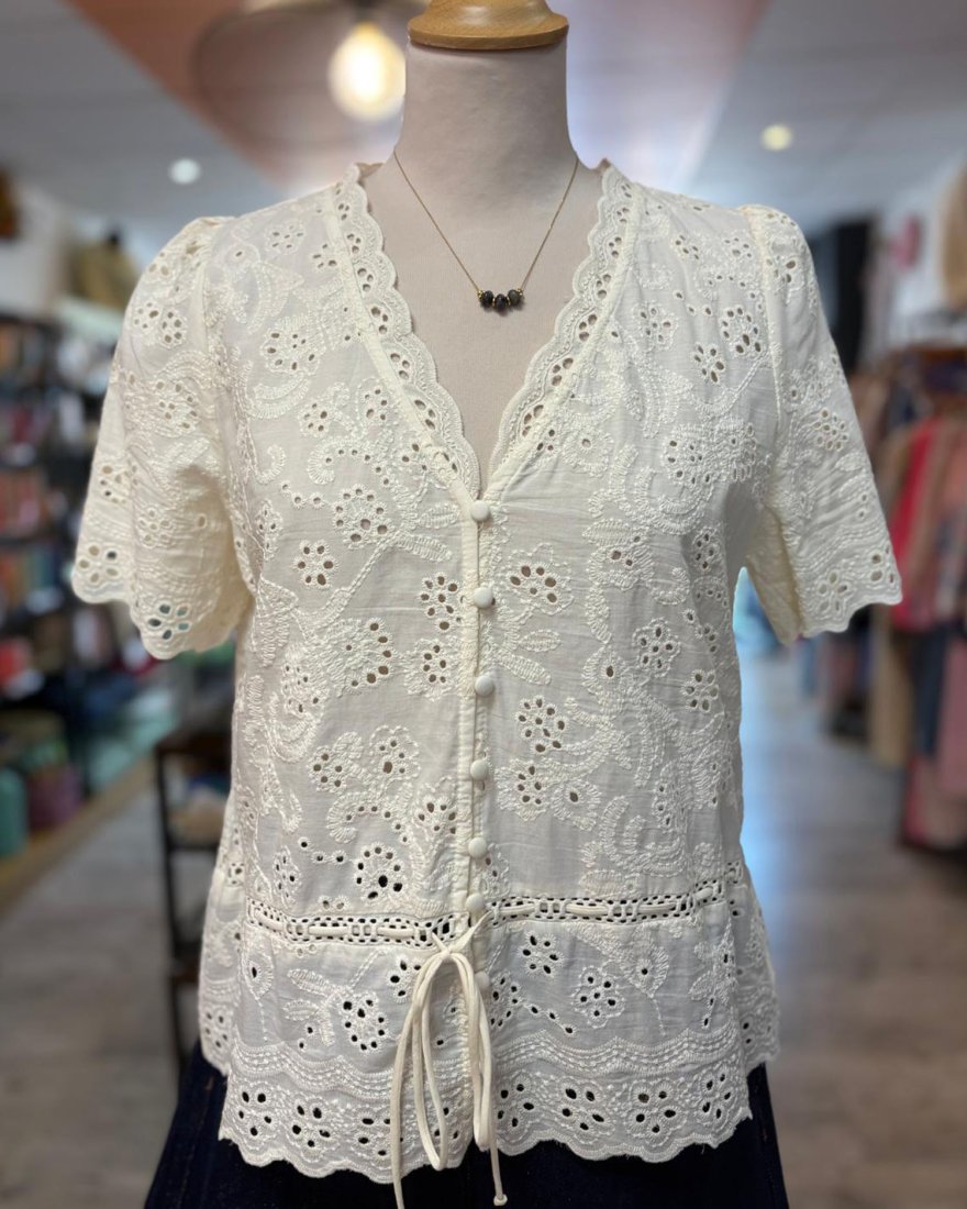 Blouse en broderie anglaise avec des manches courtes