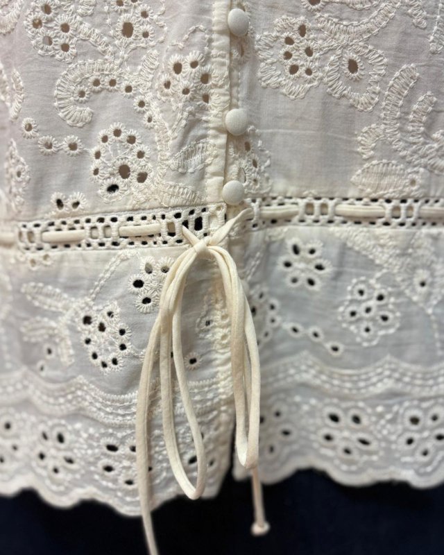 Blouse en broderie anglaise avec des manches courtes