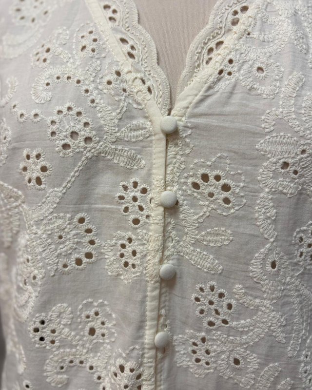 Blouse en broderie anglaise avec des manches courtes