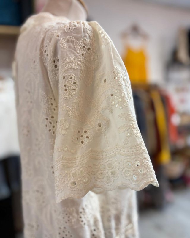 Blouse en broderie anglaise avec des manches courtes