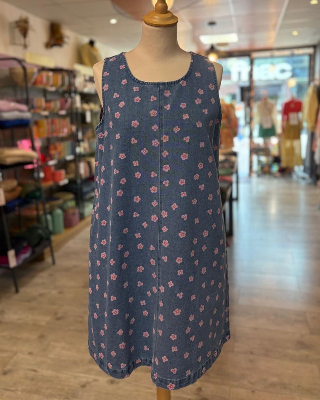 Robe chasuble en jean avec...