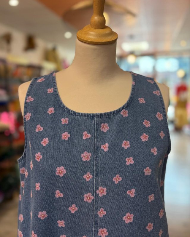 Robe chasuble en jean avec un imprimé fleuri
