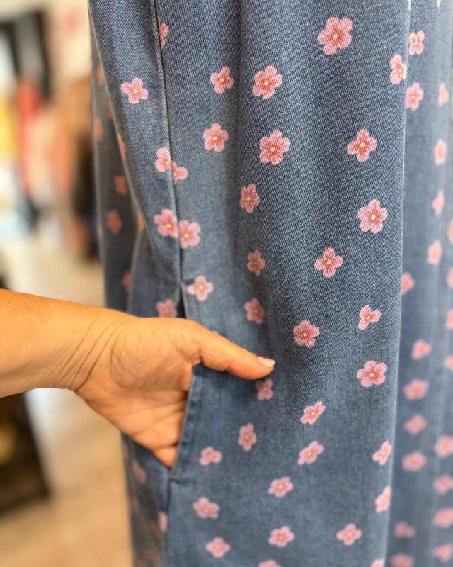 Robe chasuble en jean avec un imprimé fleuri