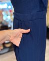 Combinaison pantalon bleu marine à dos croisé