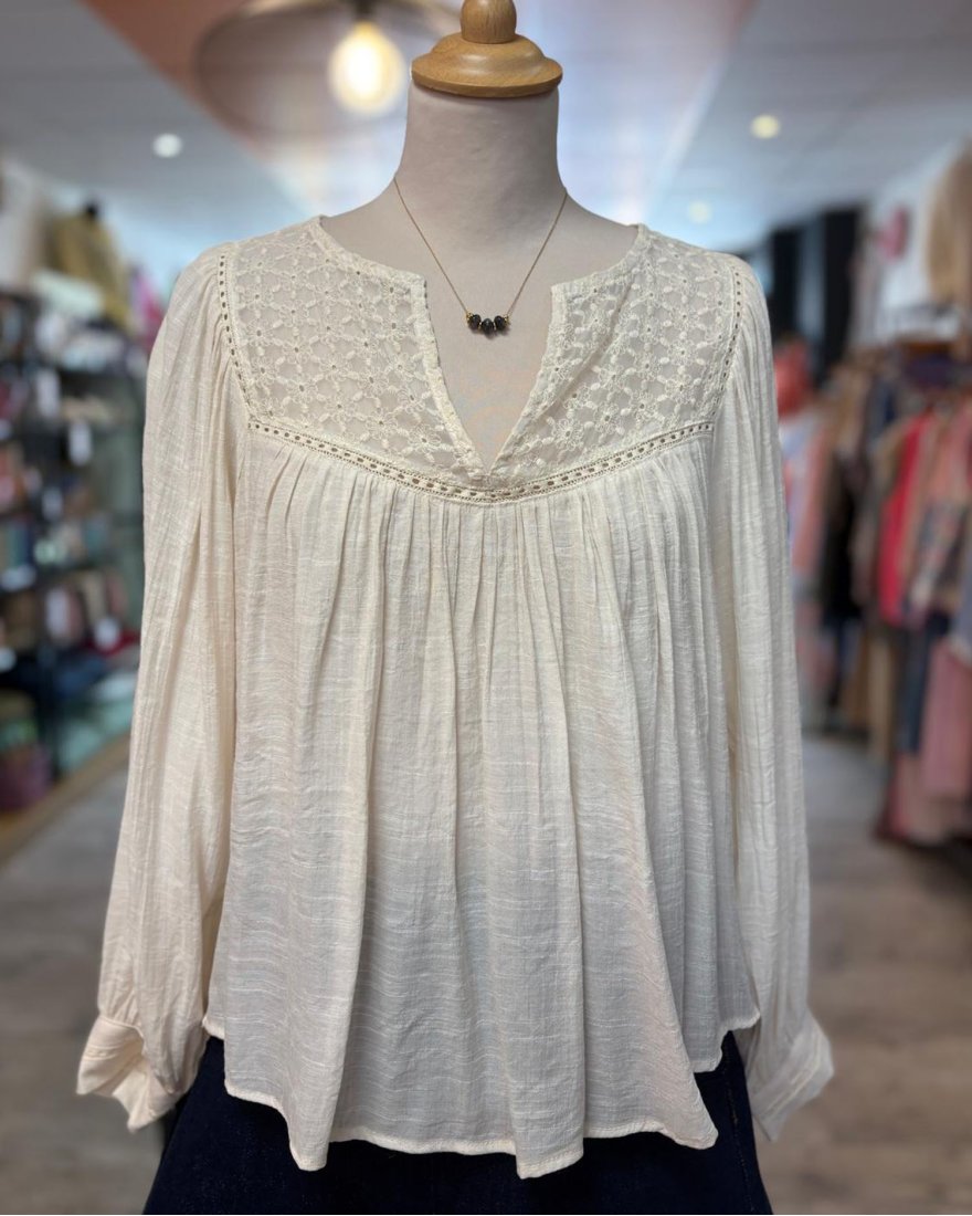 Blouse écrue plissée avec un col V