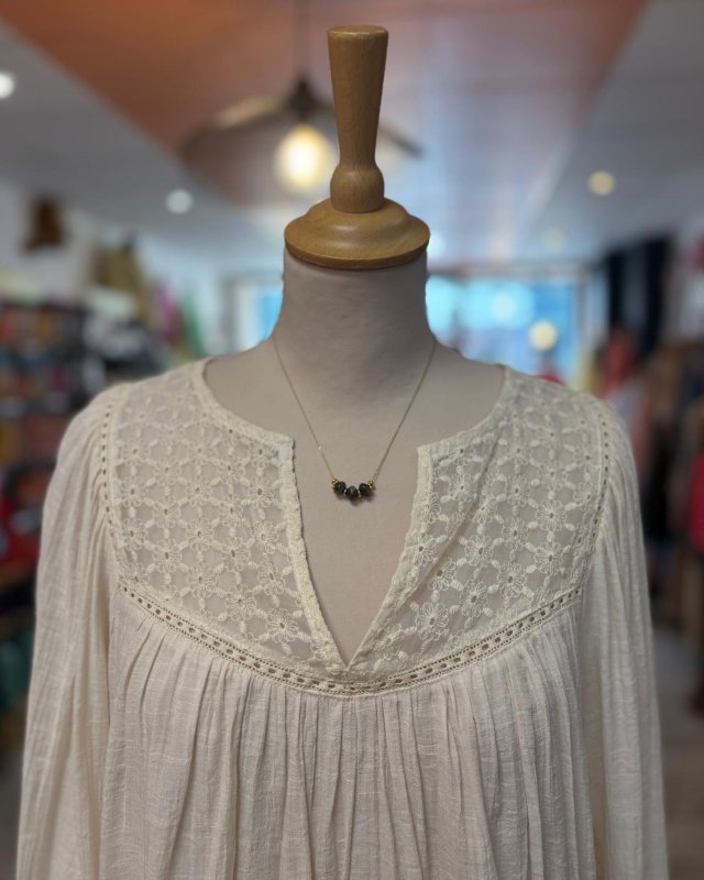 Blouse écrue plissée avec un col V