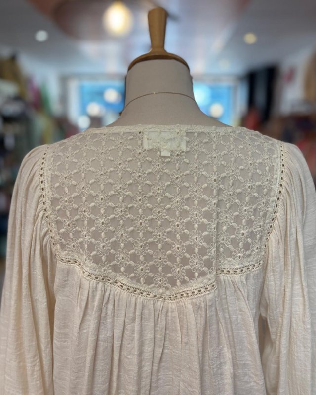 Blouse écrue plissée avec un col V