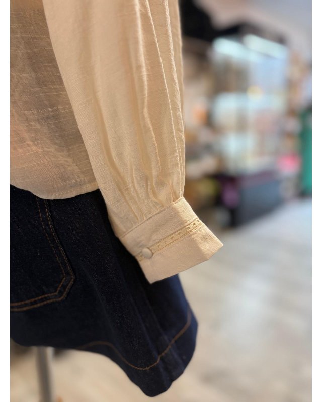 Blouse écrue plissée avec un col V