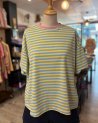 T-shirt rayé jaune et bleu