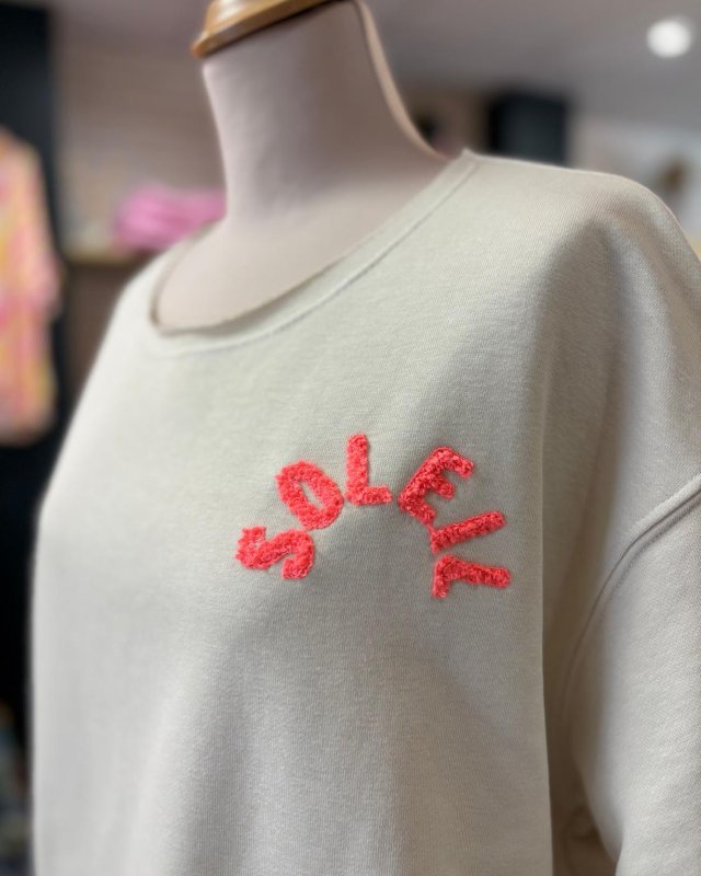 Sweat beige à message Soleil multicolore