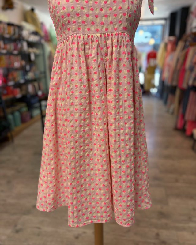 Robe courte à petits coeurs rose fluo