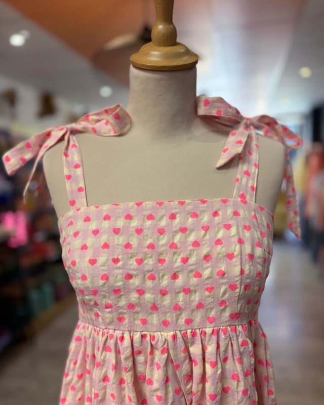 Robe courte à petits coeurs rose fluo