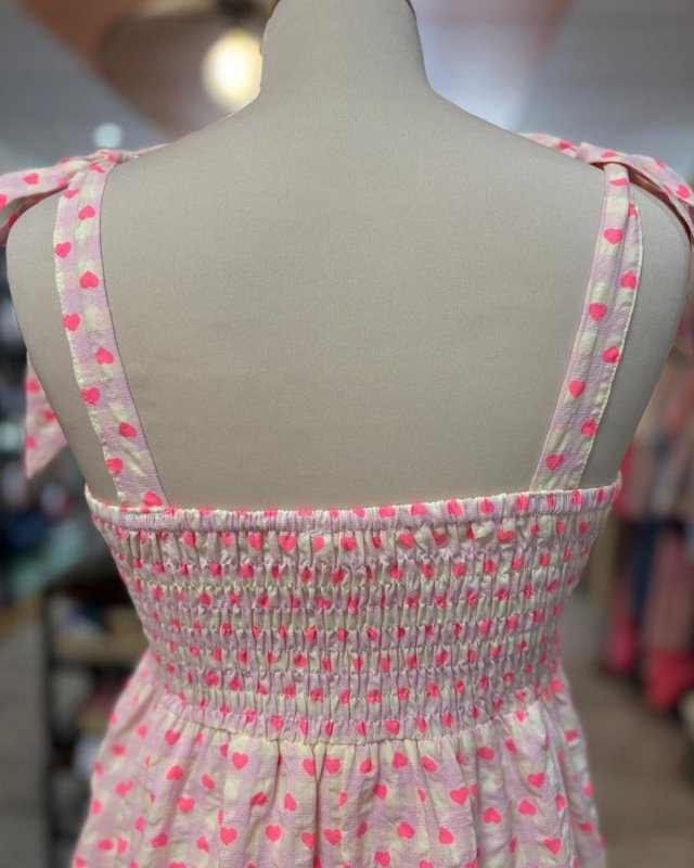 Robe courte à petits coeurs rose fluo