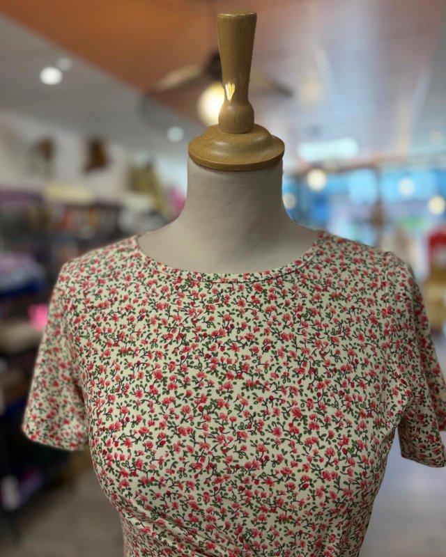 Robe courte nouée à imprimé fleuri