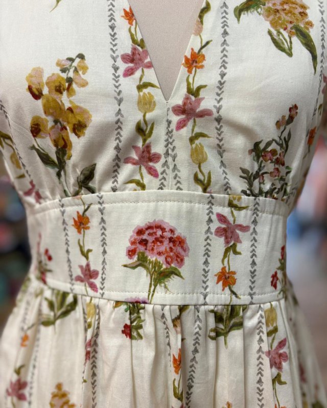 Robe courte beige à imprimé floral multicolore