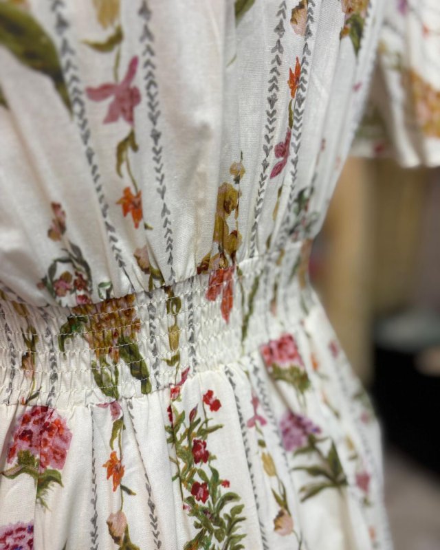 Robe courte beige à imprimé floral multicolore